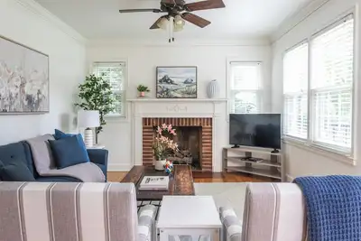 Image de Charming 3-bedroom cottage in delightful Decatur with King bed