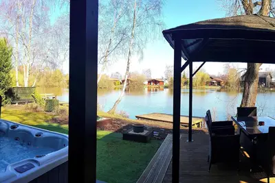 Image de Elite Retreats 4u Ltd - Lakeside Hot Tub Log Cabin at Tattershall Lakes Park