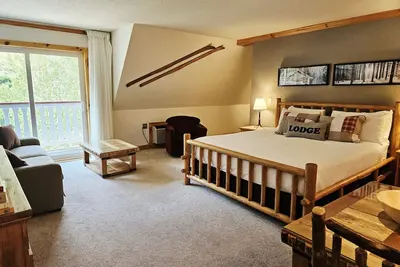 Image de New! Selkirk Split King - Family Suite w/ Balcony