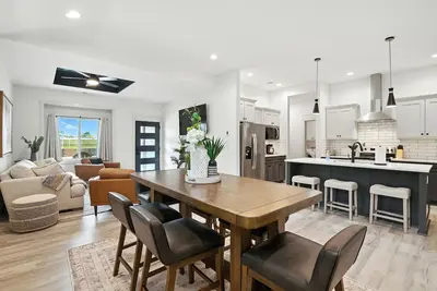 Image de New! Brand New Cool Comfy Lawrence Retreat