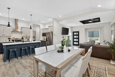 Image de New! Plush & Roomy - Perfect for All Ages near Ku & Kc