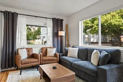 Image de Downtown Whitefish Home + Hot Tub, Yard, Private