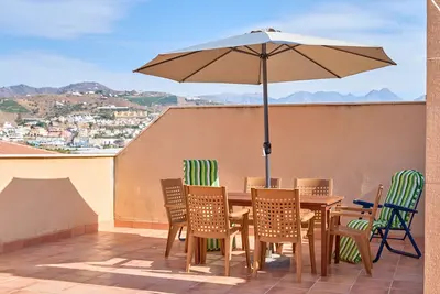 Image de Appartement 'Ático En Torrox Costa' avec vue sur la montagne, Wi-Fi et climatisation