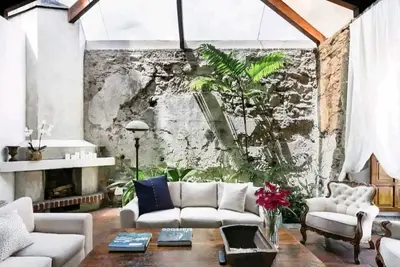 Image de Look up at the stars as you lie on the sofa in this loft apartment