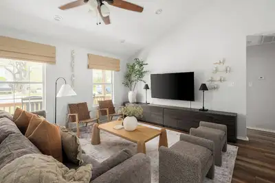 Image de New Cozy Cottage Near Lake Travis w/ Pool and Pickleball