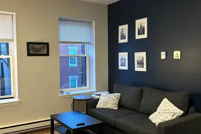 Image de 1-bedroom condo. Easy access to downtown, walk to parks, & restaurants.