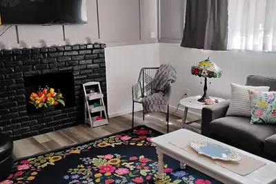 Image de Adorable 2 bedroom apartment, with secure off street parking and onsite laundry.