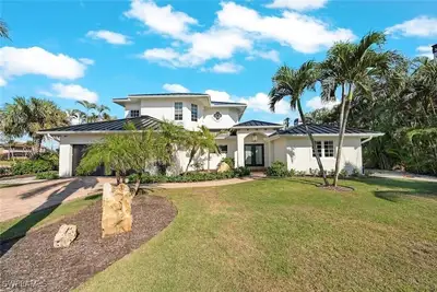 Image de Modern luxury house with ensuite bedrooms, deepwater canal access, and pool.