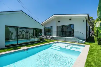 Image de Modern Poolside Paradise in Sherman Oaks