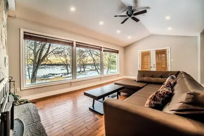 Image de 6 Bedroom Lakefront Main House in Sand Bay