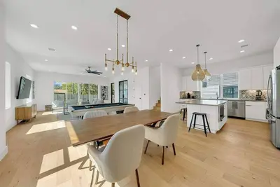 Image de Sleeps 24 + Game Room & Pool - Chef's Kitchen 6br