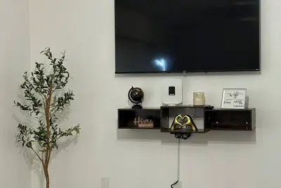 Image de 3-bedroom house in enchanting Ocala with farmhouse style.