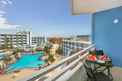 Image de Top Floor Studio. Pools, Fast Internet, Parking