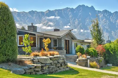 Image de Perfect Location. Cute as holiday home in the heart of old Frankton.