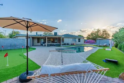 Image de Central Phoenix Pickleball Pool Mini Golf Fun Yard