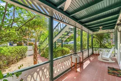 Image de Historic Boggy Sand Wood Cottage with Pool & Private Seven Mile Beach Access