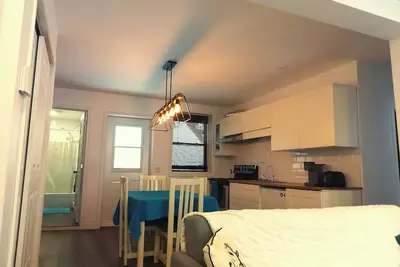 Image de 4 1/2 tout inclus près des parcs!