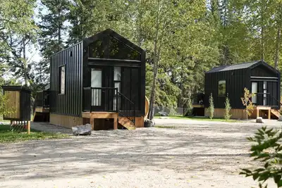 Image de River South HardTop:  modern decked-out cabin with a river view