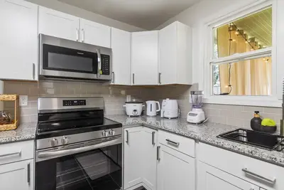 Image de Dreamy 2br retreat in Greer—charming, cozy, romantic, & pet-friendly!