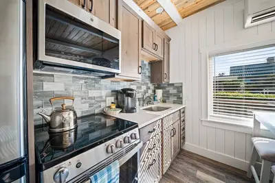 Image de Cozy Cottage Steps from Beach