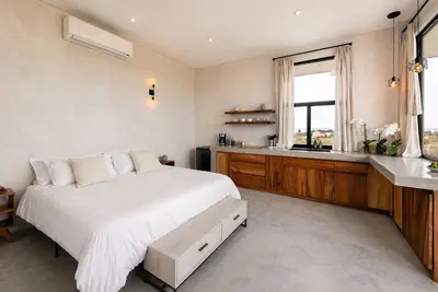 Image de Trendy studio with incredible ocean views