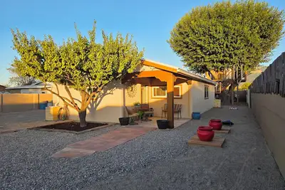 Image de Charming 2-bedroom farmhouse between Albuquerque and Santa Fe.