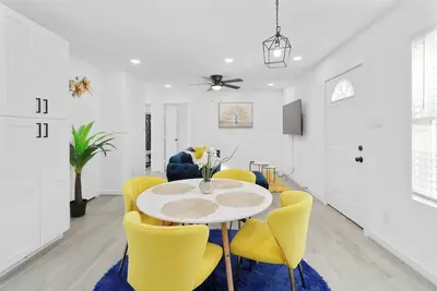 Image de Comfy Home | Sleeps 10 | Hot Tub| Games | 7mi Dt