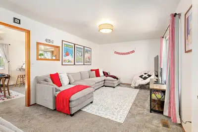 Image de Cozy Swiss Chalet • Steps from Main St- Sleeps 5