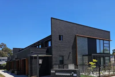 Image de Architectural 4bedroom 2 1/2 Bathroom Townhouse, Woden Cbd+Wifi+2 car garage