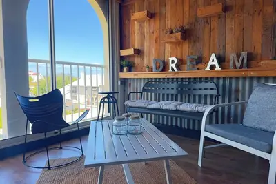 Image de Appartement design au port de Saint-Gilles – Vue, confort & parking privé