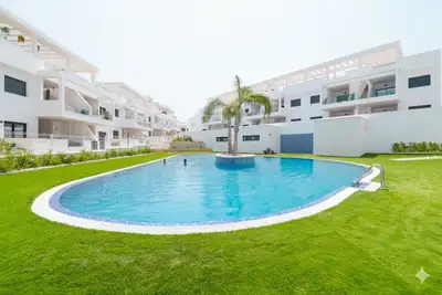 Image de Nalia Horizon Penthouse, Outdoor living with solarium, Bbq, pool, hot bub - by Oyoostays