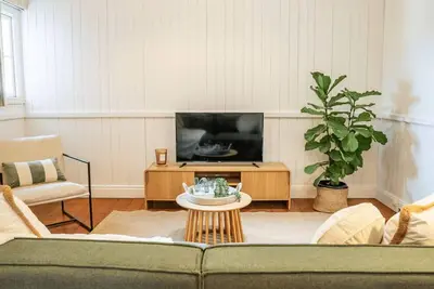 Image de Stylish 3-Bed Home | Spacious & Central