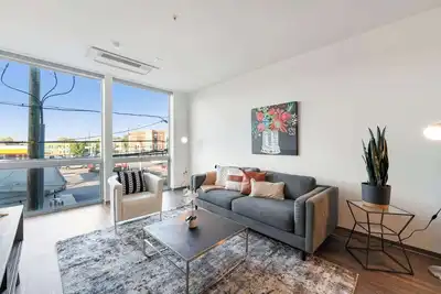 Image de New, Modern 1 King City Escape