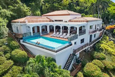 Image de One-level main floor - Central Local - Magens Bay