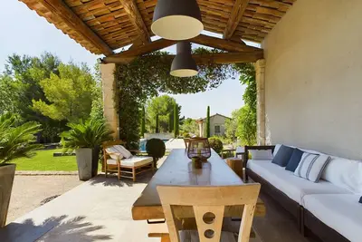 Image de Charmant Mas Provençal avec Piscine aux Alpilles