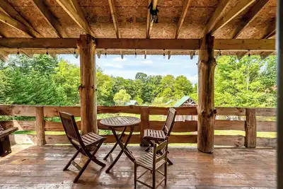 Image de Rustic log cabin with modern comforts, scenic views, and cozy spaces for the perfect getaway.