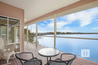 Image de Tide view - A waterfront retreat with a Bbq, Kayak's and local restaurants!