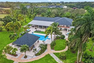 Image de Miami modern farm. Kids and family friendly. soccer, pool, tennis, pickleball.