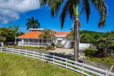 Image de 4 Bedrooms 2. 5 bathrooms • sleeps up to 12 • private backyard oasis w/ custom Jacuzzi & grills<br>Welcome to Hacienda Saffra, your nature-kissed getaway inside the gated community of Hacienda Carabali Gates. Designed for families and groups.