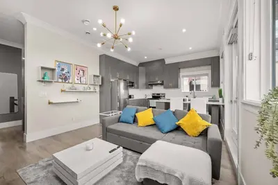 Image de Luxe Minimalist Glam 2-Bed Getaway + Bbq