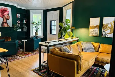 Image de Modern Century Home. Walk Downtown. 10 mins to Beach