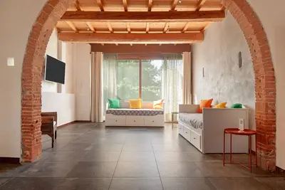 Image de Villa 'Sunflowers' avec Vue sur la Montagne, Wi-Fi et Climatisation