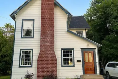 Image de Charming 3-bedroom house in Gouverneur with private basketball court.