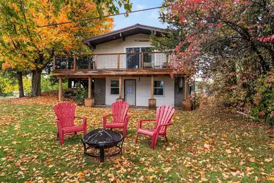 Image de Rustic Waterfront Cottage with Private Dock - fishing, sunrise, firepit