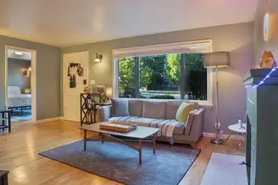 Image de Big Yard + Bbq ~ Walk2Coffee ~ FullKitchen ~ Cozy & Spacious