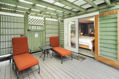 Image de QAnne Hideaway•PrivateDeck•Jacuzzi Tub•Ca King•Bbq