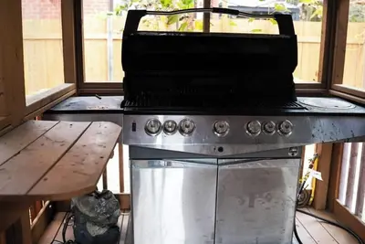 Image de A luxury 4 bedroom and three bathrooms home with two sitting rooms and backyard