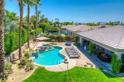 Image de Large Backyard+Estate+Bbq+PingPong+Pool+Spa+7 Beds