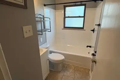 Image de Six minutes from the airport. Family Friendly!