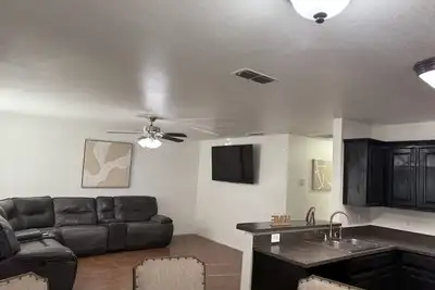 Image de Downtown Family Friendly 3 bed Home with large patio